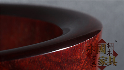 3、器口如唇，且外口向里口徐徐緩降，形成一抹溫潤的曲線，側(cè)光而視，宛若美人朱唇，似啟似合，楚楚動(dòng)人，嫵媚多情。 (2)