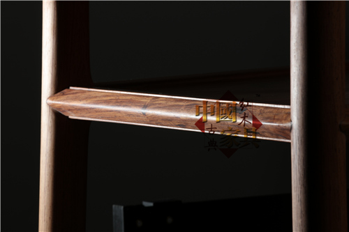 12、小案在位于腿間屜板邊框上巧施劍背棱線腳裝飾，兩條圓滑光潤的燈草線將一縷直直的劍背棱線擠出_副本_副本