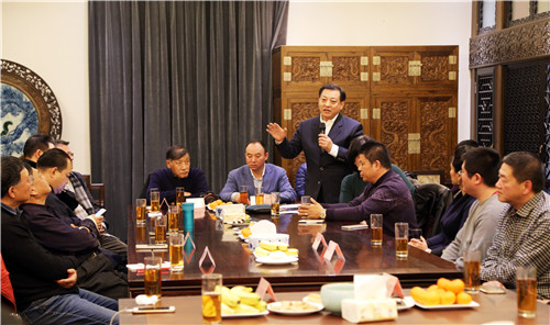 17、專家學(xué)者在年會(huì)上各抒己見，獻(xiàn)計(jì)獻(xiàn)策_(dá)副本