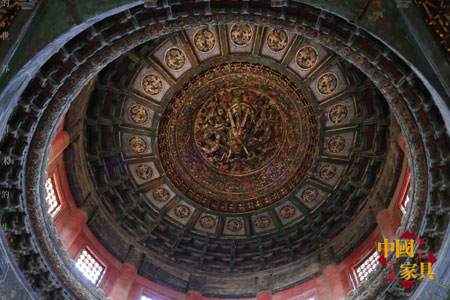 2藻井：太和殿頂部正中懸立的金絲楠木蟠龍藻井，龍身盤曲環(huán)繞，龍頭呼之欲出