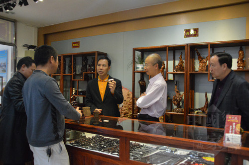 01區(qū)政協(xié)領(lǐng)導(dǎo)一行參觀新會(huì)古典家具城