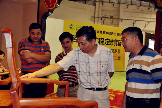 2、消費者紛紛來到中山緬花之家訂制家具