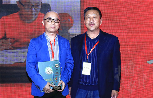 01中華木工委專家委員會(huì)專家張克貴（右）為蕭廣鐸（左）頒授&ldquo;中華木作大師&rdquo;榮譽(yù)